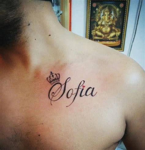 tatuajes en el pecho nombres|Tatuajes de nombres: ideas y significado